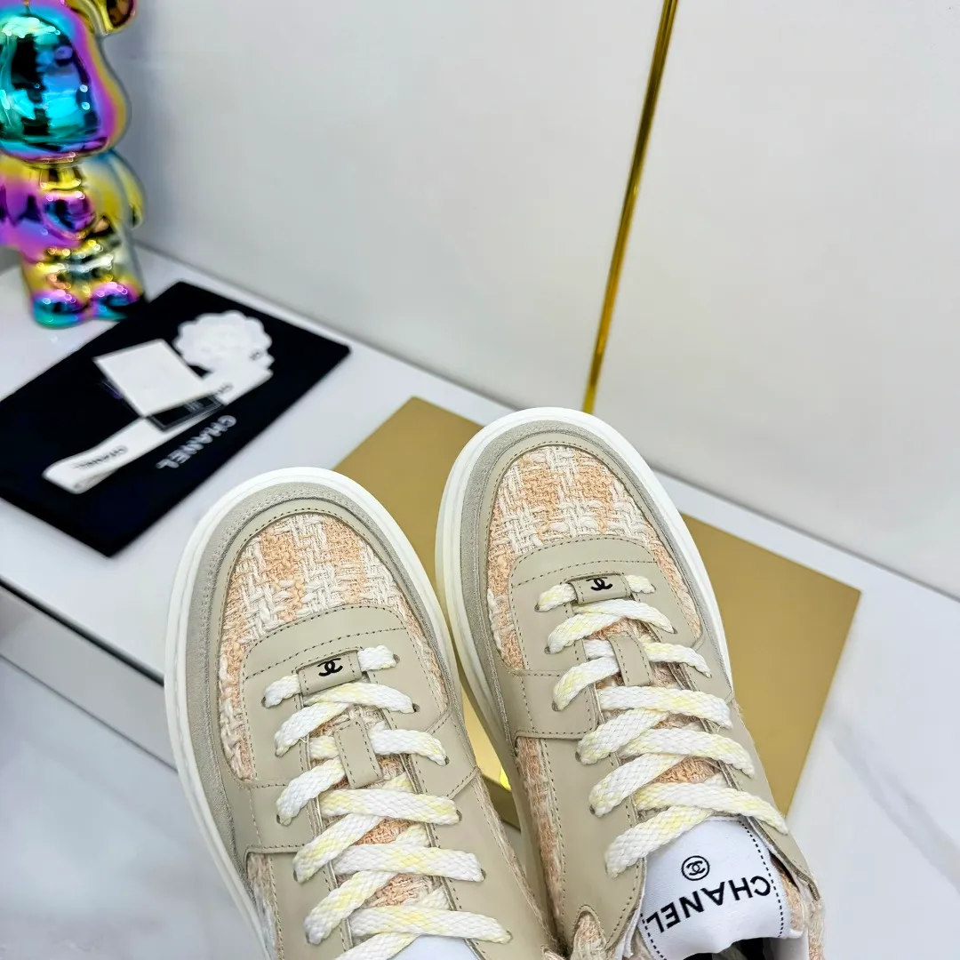 👟👟Ex-factory price 600👟👟 Upgraded version, upgraded version, upgraded version! No rebuttal accepted! ! ! ! Chanel Chanel panda shoes! 2025 counter's top casual sports shoes. This classic design; the upper is electro-embroidered with a variety of techniques; the outsole is fashionable and sporty; the unusual inclusion of a variety of color matching elements... The diversified mix and match is very good-looking and versatile, and can be used for leisure, fashion, sports, and outdoor... ꫛꫀꪝ Go➫ Materials: ❶Upper made of: original imported first-layer silk cowhide + original waterproof cloth + original first-layer cowhide ❷Inner lining: Original Yangli+Net ❸Outsole based on: Original TPU combination outsole Counter boutique packaging complete set for women 35–41 👉 👉 👉 👉 👉
